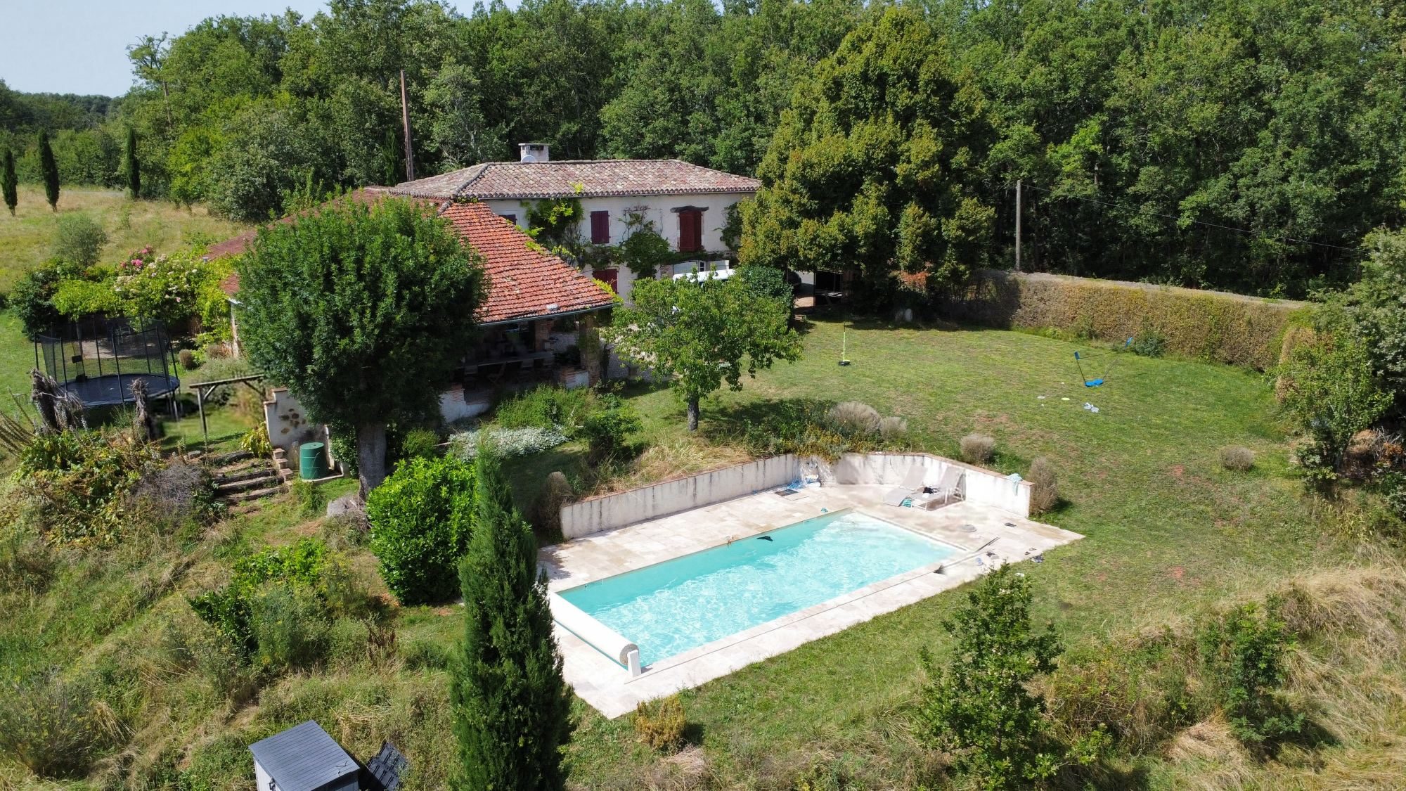 Maison Littré vue du ciel, avec sa piscine, son jardin et la forêt en arrière-plan